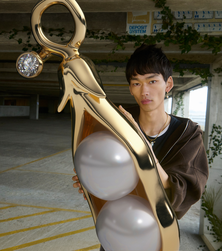 Model holds a super-sized pea pod pearl charm from Pandora Wonders
