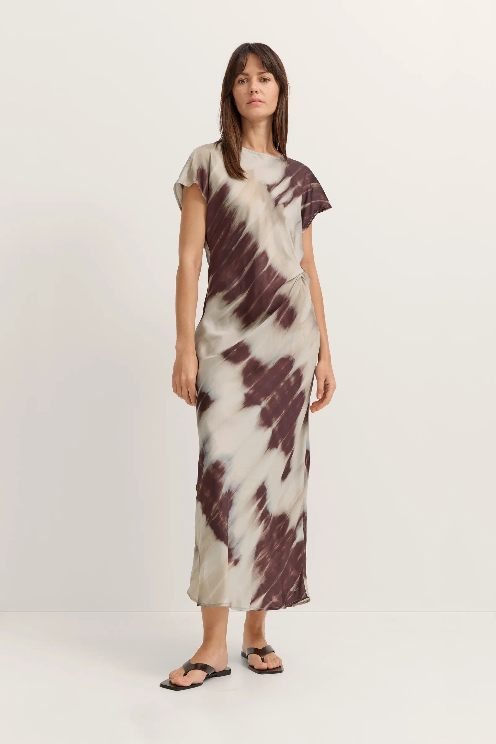 Image of Bedrucktes Sommerkleid mit femininer Taillenraffung und Seitentaschen in bordeaux