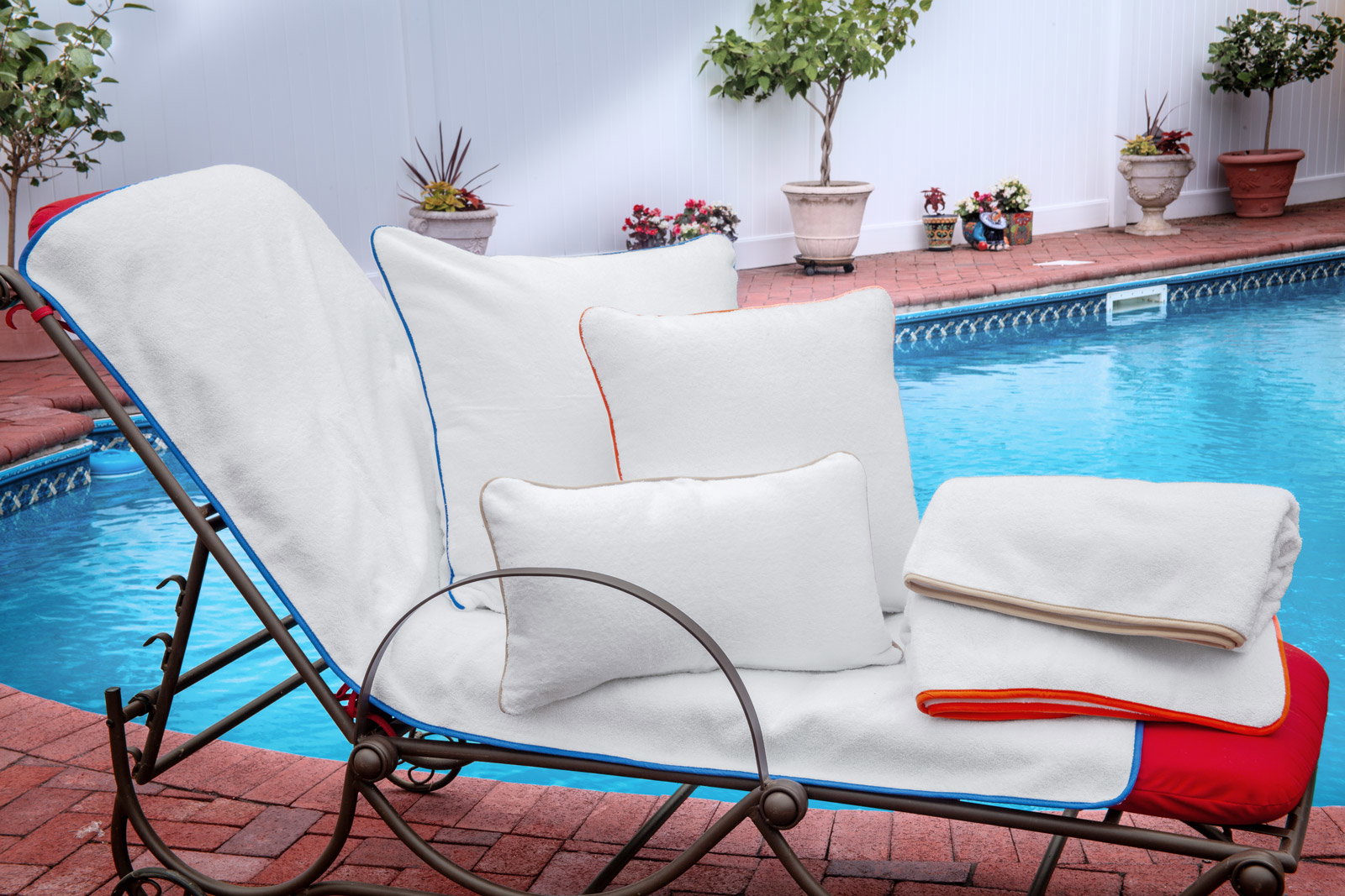 Relaxing by the pool or just sunbathing in the garden, nothing feels as good than leaning back on our soft 100% cotton terry pillows