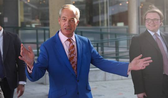 In het nauw geraakte politieke stuntman Nigel Farage slaat om zich heen en waagt een curieuze gok