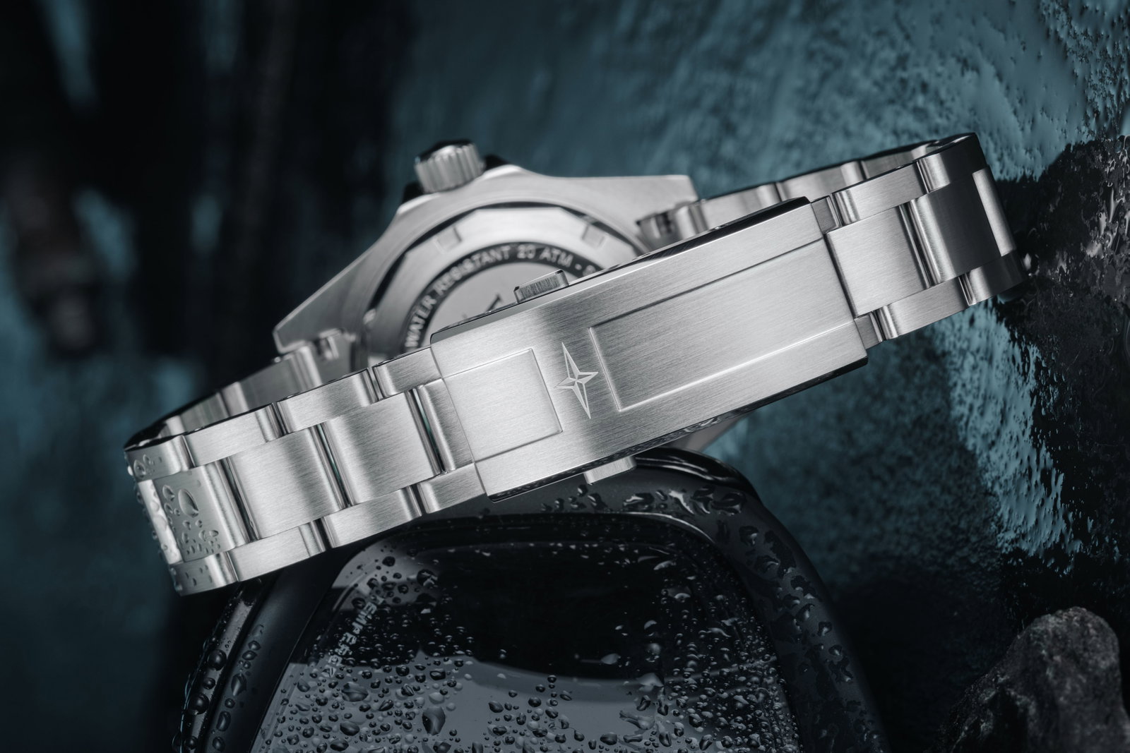 The Classic Davosa Ternos Diver bracelet's waveslide clasp