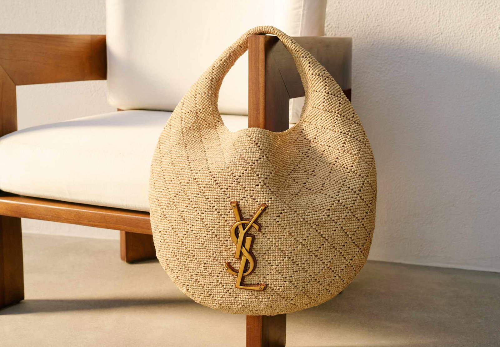 A study in contrast, the season’s Raffia pieces blend organic texture with unmistakable structure for an effortlessly sophisticated feel