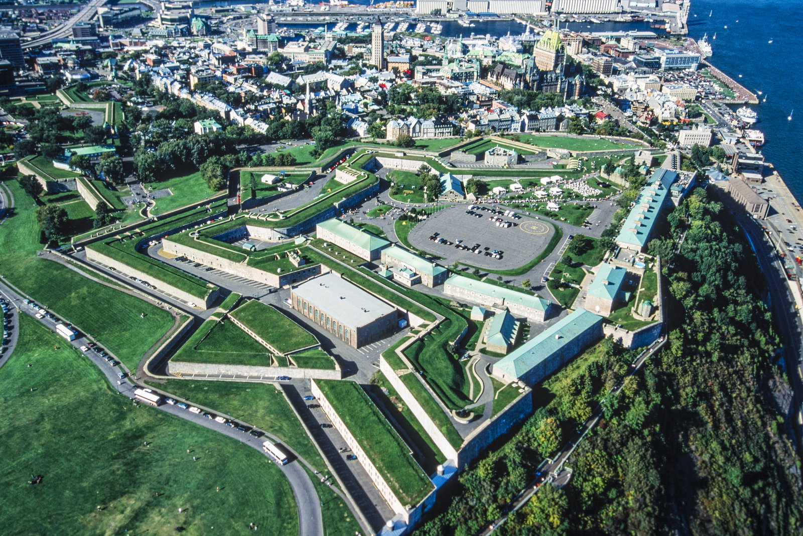 Vista aérea de la Citadelle de Quebec, fortaleza estrellada sobre la ciudad amurallada con el río San Lorenzo al fondo