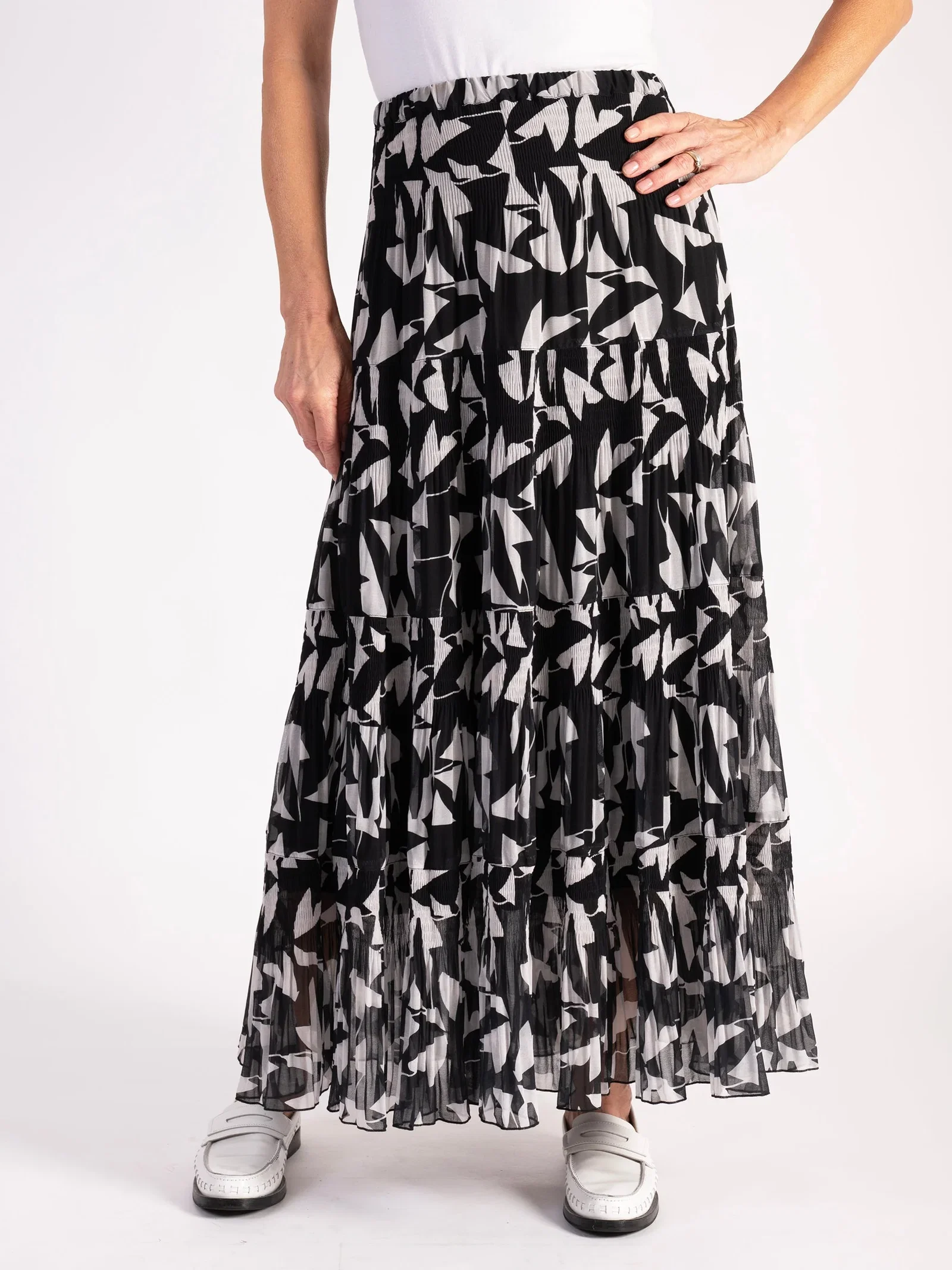 Image of Black/White Contrast Geometric Pleated Skirt – Elegant and Timeless Style