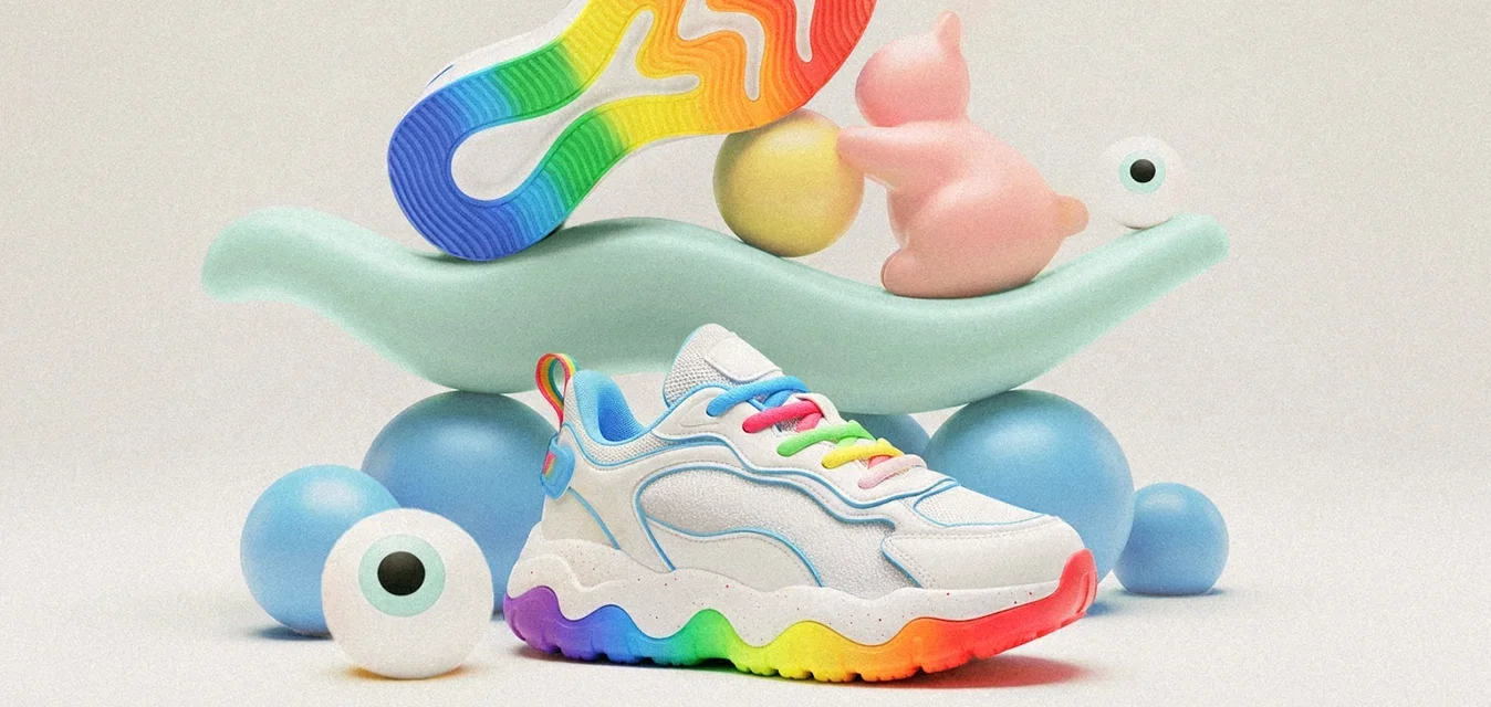 Sneaker bianco con suola e lacci arcobaleno, esposto tra forme astratte pastello e sfere su uno sfondo chiaro.