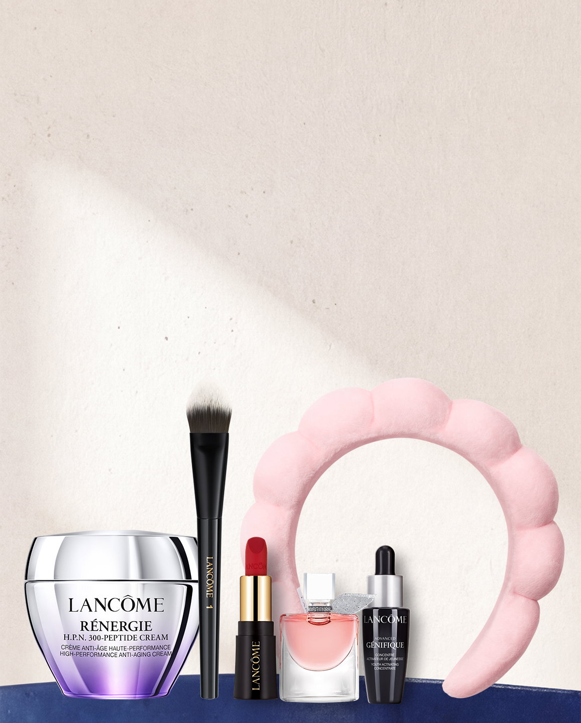 Set Lancôme con crema Rénergie, pennello, rossetto, profumo, siero Génifique e una fascia per capelli rosa