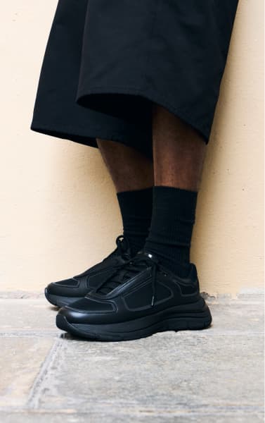 @Bnjmn.mn wears the Alton in triple black.