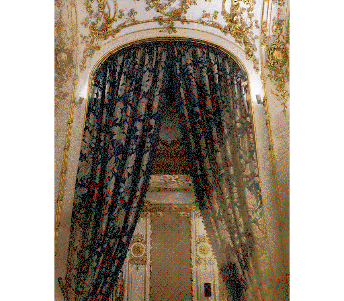THE PALACES BEHIND THE PRINT