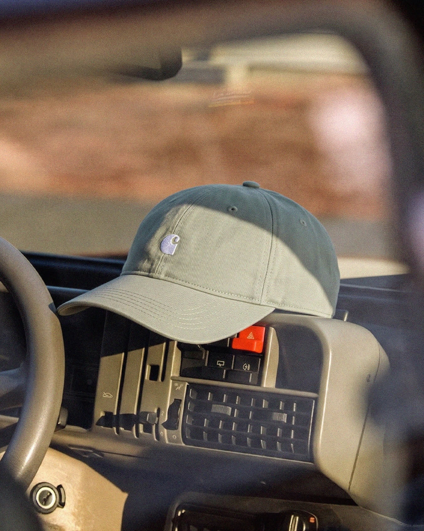Hay básicos que nunca fallan. La Madison Logo Cap representa la esencia de Carhartt WIP: diseño limpio, construcción de calidad y el icónico logo bordado como único protagonista.

Confeccionada en algodón, con visera curva y cierre ajustable, es una de esas piezas que completan cualquier look sin necesidad de llamar la atención.

Disponible en C/Paseo, 23_Ourense y en 4elementos.com

#4elementos #carharttwip #madisoncap #cap #newin