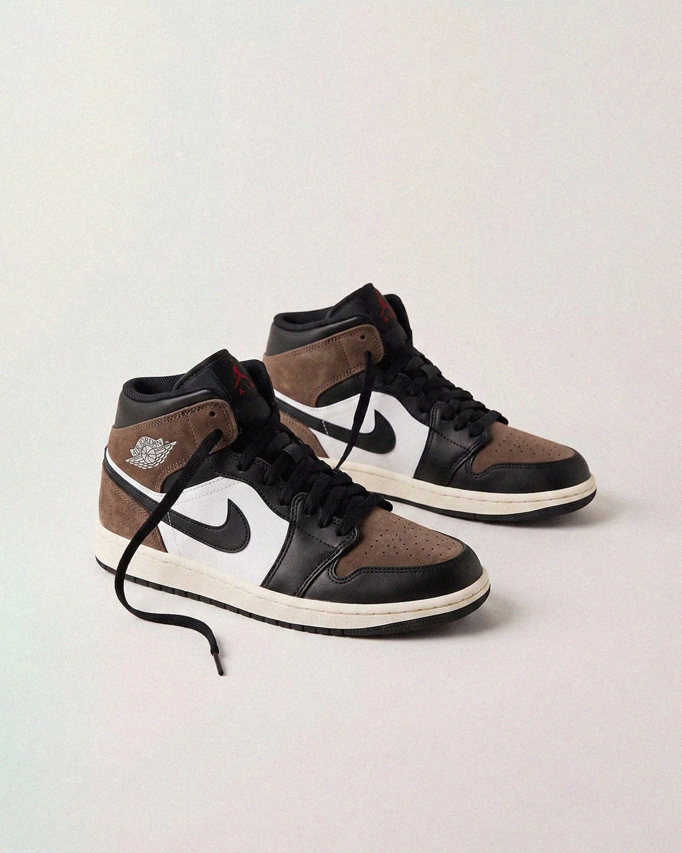 Una combinación de negro, blanco y marrón que demuestra que los clásicos también saben reinventarse. Piel lisa, detalles en ante y una paleta de colores fácil de combinar para el día a día.

Hay siluetas que nunca pasan de moda. Solo encuentran nuevas formas de seguir haciéndolo.

Disponible desde hoy en C/Paseo, 23_Ourense y en 4elementos.com

#4elementos #jordan1 #airjordan #jordan1mid #newin