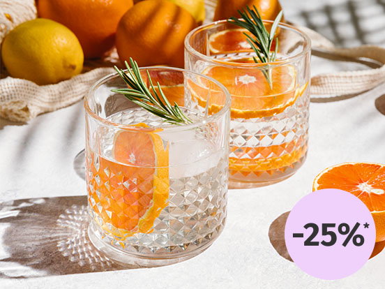 Zwei gefüllte Gin Gläser stehen auf einem Tisch.