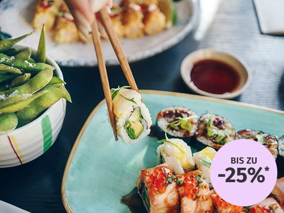 Eine Sushi Platte ist angerichtet.
