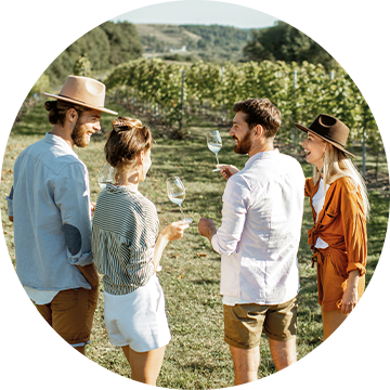 Personen verkosten Wein zusammen. 