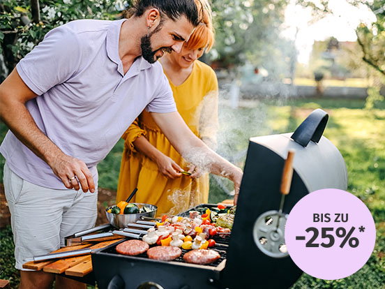 Ein Mann grillt im Garten.