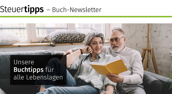 Zwei Personen sitzen auf einem Sofa und lesen gemeinsam in einem gelben Buch. Im Hintergrund ist ein Fenster mit Kissen auf der Fensterbank zu sehen. Oben im Bild steht der Schriftzug „Steuertipps – Buch-Newsletter“ mit einem grünen Streifen darunter. Links im Bild befindet sich ein schwarzes Rechteck mit dem Text „Unsere Buchtipps für alle Lebenslagen“.