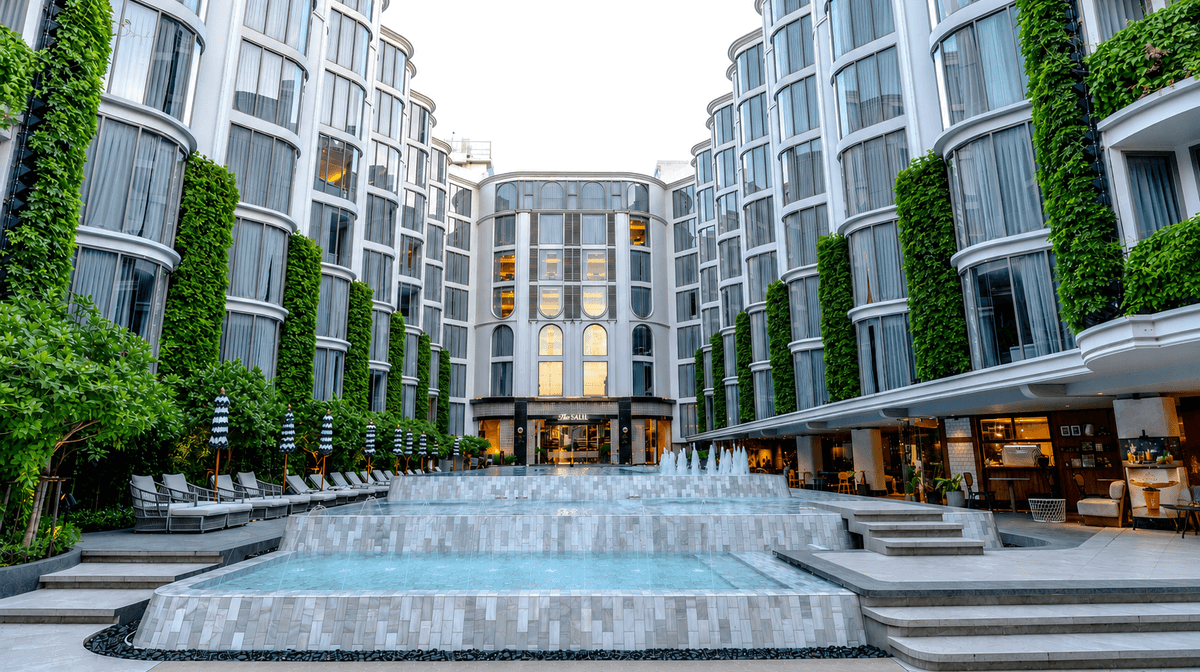 Award-Winning Bangkok Riverside Glamour with Daily Breakfast & Nightly Free-Flow Drinks Hour