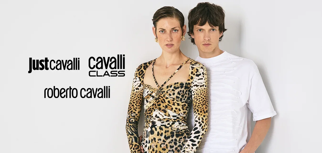 Modelo luciendo un vestido de manga larga con estampado de leopardo y sosteniendo un bolso negro; modelo masculino con una camiseta blanca texturizada y pantalones negros.