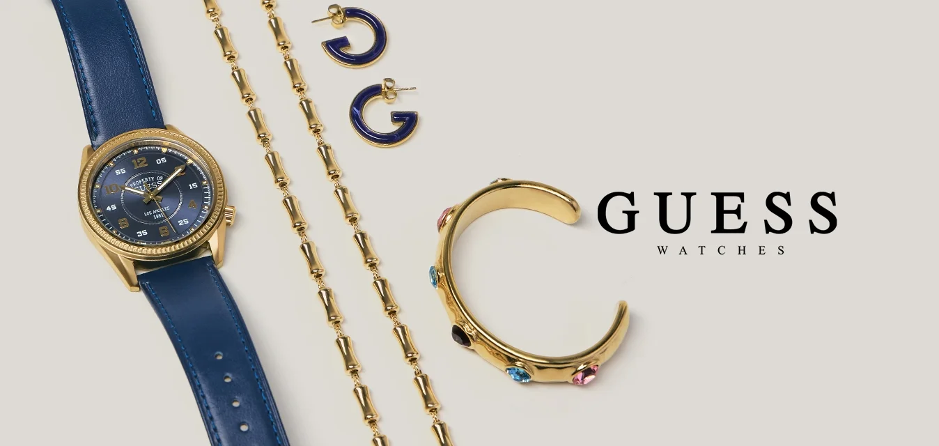 Reloj con correa de cuero azul, collar de cadena dorada, brazalete rígido dorado con piedras de colores y dos pequeños pendientes de aro azul y dorado sobre fondo gris.