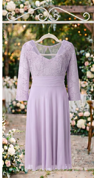 Ein basslilafarbenes Kleid mit Spitze an Ärmeln und Oberteil an einem festlichen weißen Kleiderständer vor einer Hochzeitskullise.