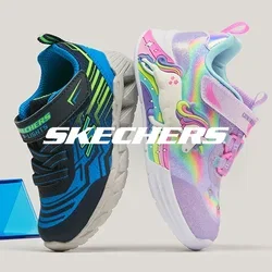 Par de zapatillas infantiles, una azul y negra, la otra morada con diseños de unicornios, rodeadas de bloques de construcción geométricos translúcidos y coloridos.