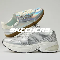 Twee op elkaar gestapelde sneakers, een sneaker met een zilveren chunky zool onderaan en een iriserende laag-sneaker met een gumzool bovenaan, op een effen achtergrond.