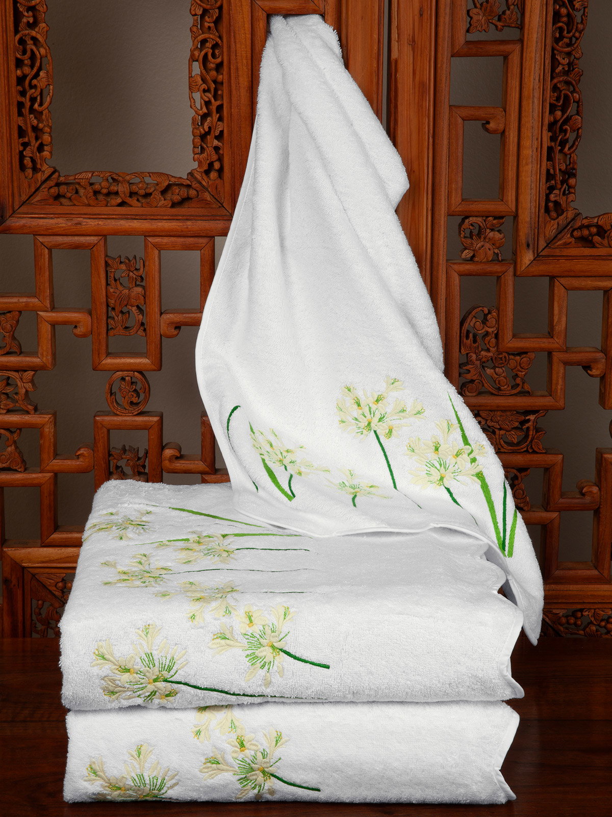 The charming floral pattern & Scalloped edge enhances, elevates and complements every setting
