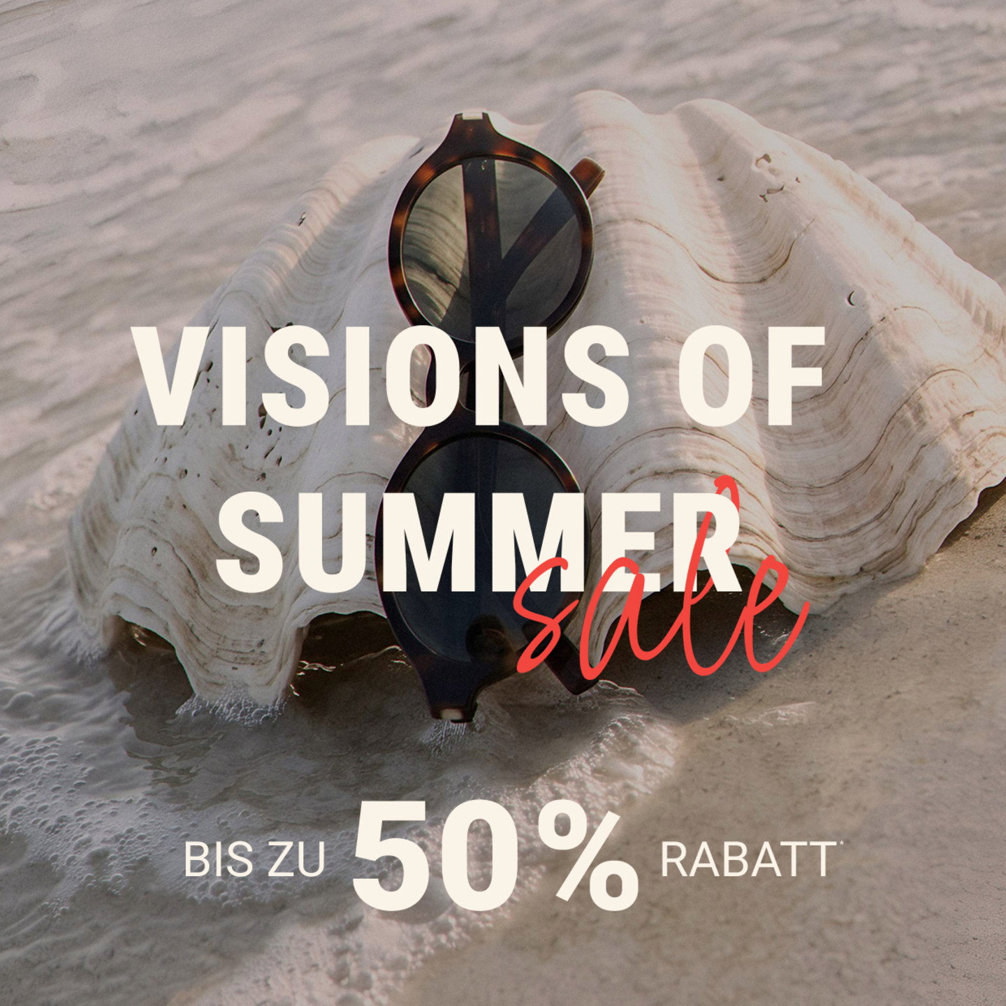 Sonnenbrille liegt auf einer großen Muschel am Strand, im Hintergrund sanfte Wellen. Text auf dem Bild: "Visions of Summer Sale", darunter "Bis zu 50% Rabatt".
