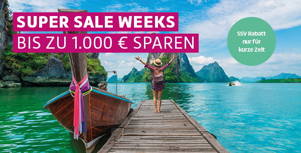 Frau steht auf einem Steg mit Boot in Thailand und blickt auf Wasser und Berge. Text: Super Sale Weeks - bis zu 1.000 € sparen.