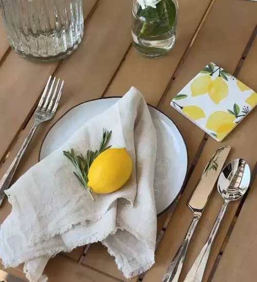 Freschi limoni in tavola