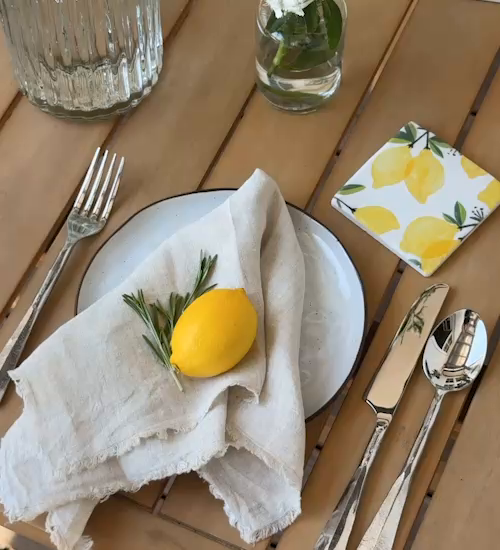 Freschi limoni in tavola
