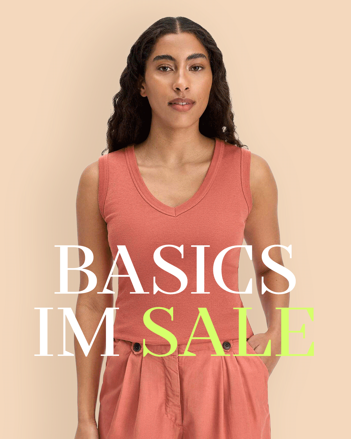 Thema Basics im Sale: Wechselnde Ansicht von weiblich gelesenem Model in korallfarbenen Top, gelber Hose und männlich gelesenem Model in salbeifarbenem T-Shirt, blauer Shorts.