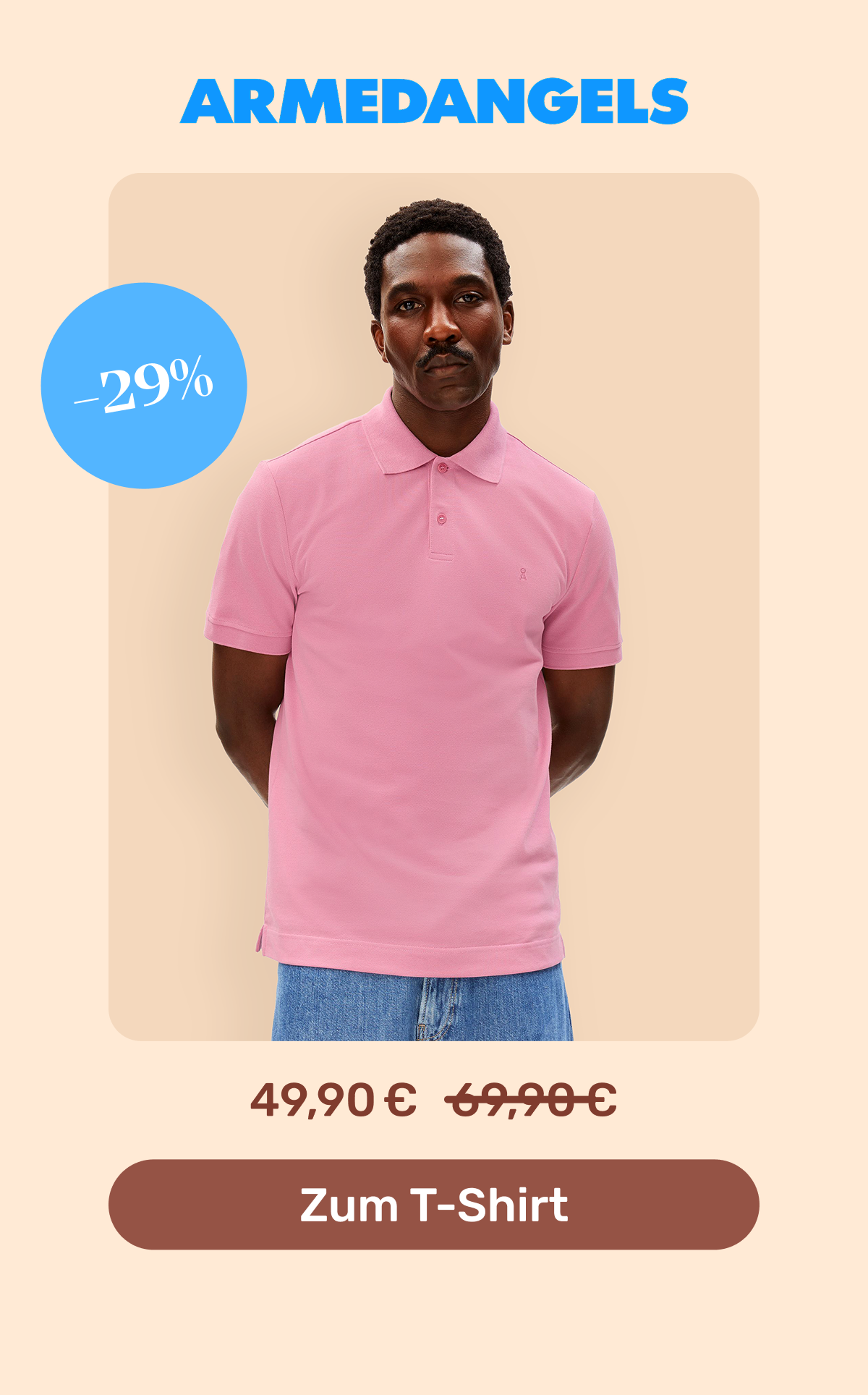 Männlich gelesenes Model trägt Pinkes Poloshirt, das 29% reduziert ist. Button: Zum Shirt.