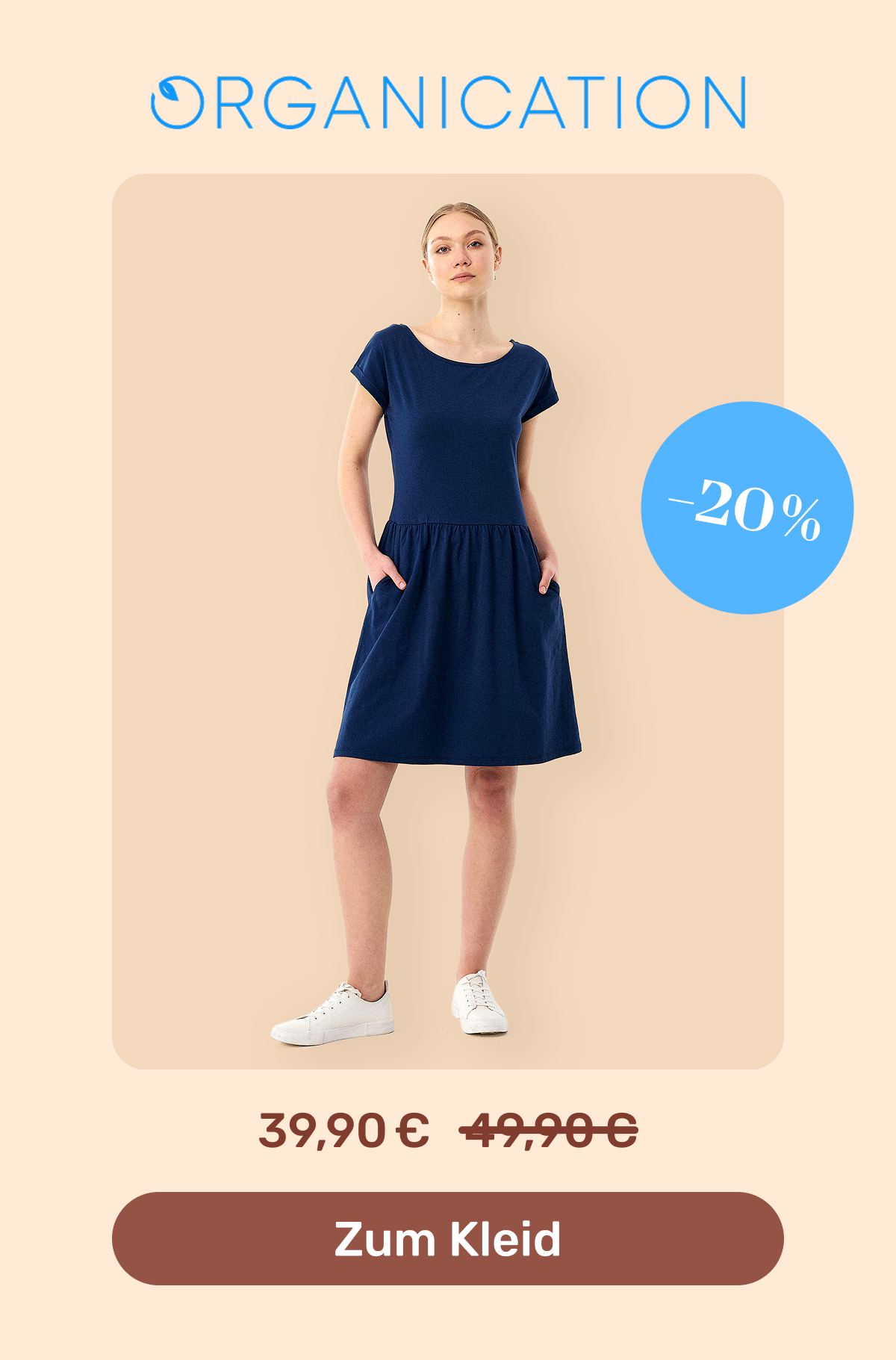 Das weiblich gelesene Model trägt blaues Kleid, das 20% reduziert ist. Button: Zum Kleid.