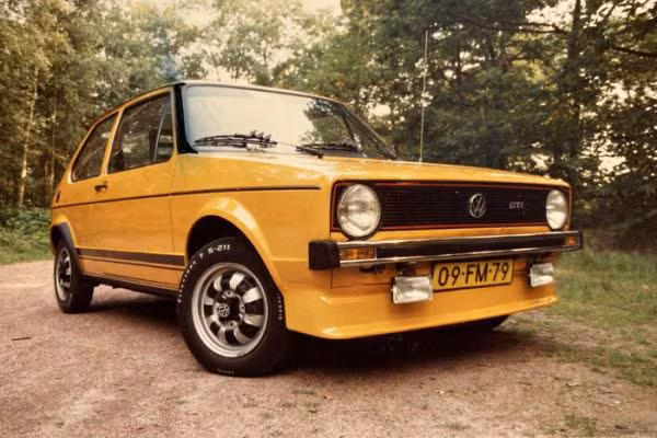 Ron had als beginnend automobilist geen geld voor Golf GTI maar liet zijn 1.1 er wel op lijken