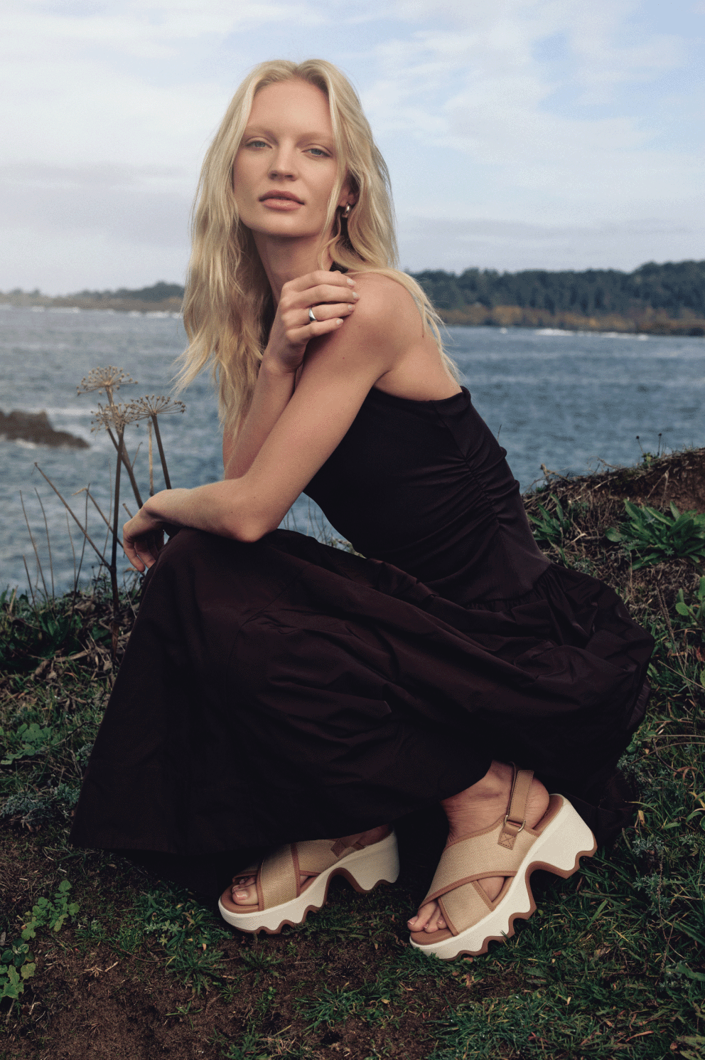 Model wearing Kinetic™ Aura Y-Strap TXT in Honest Beige & Gum 16 