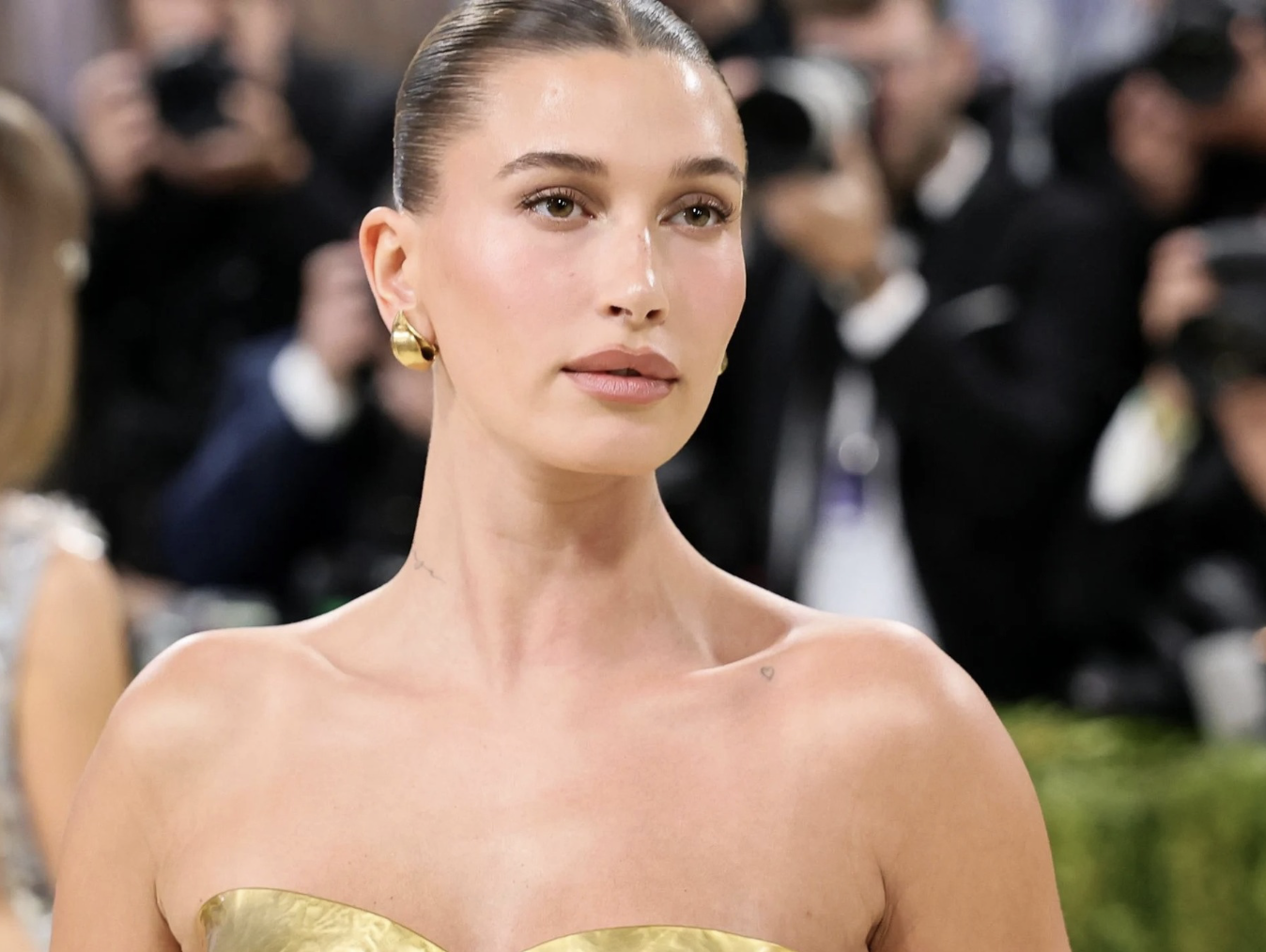 Summer-Glow: Hailey Biebers Concealer-Methode lässt deine Haut strahlen