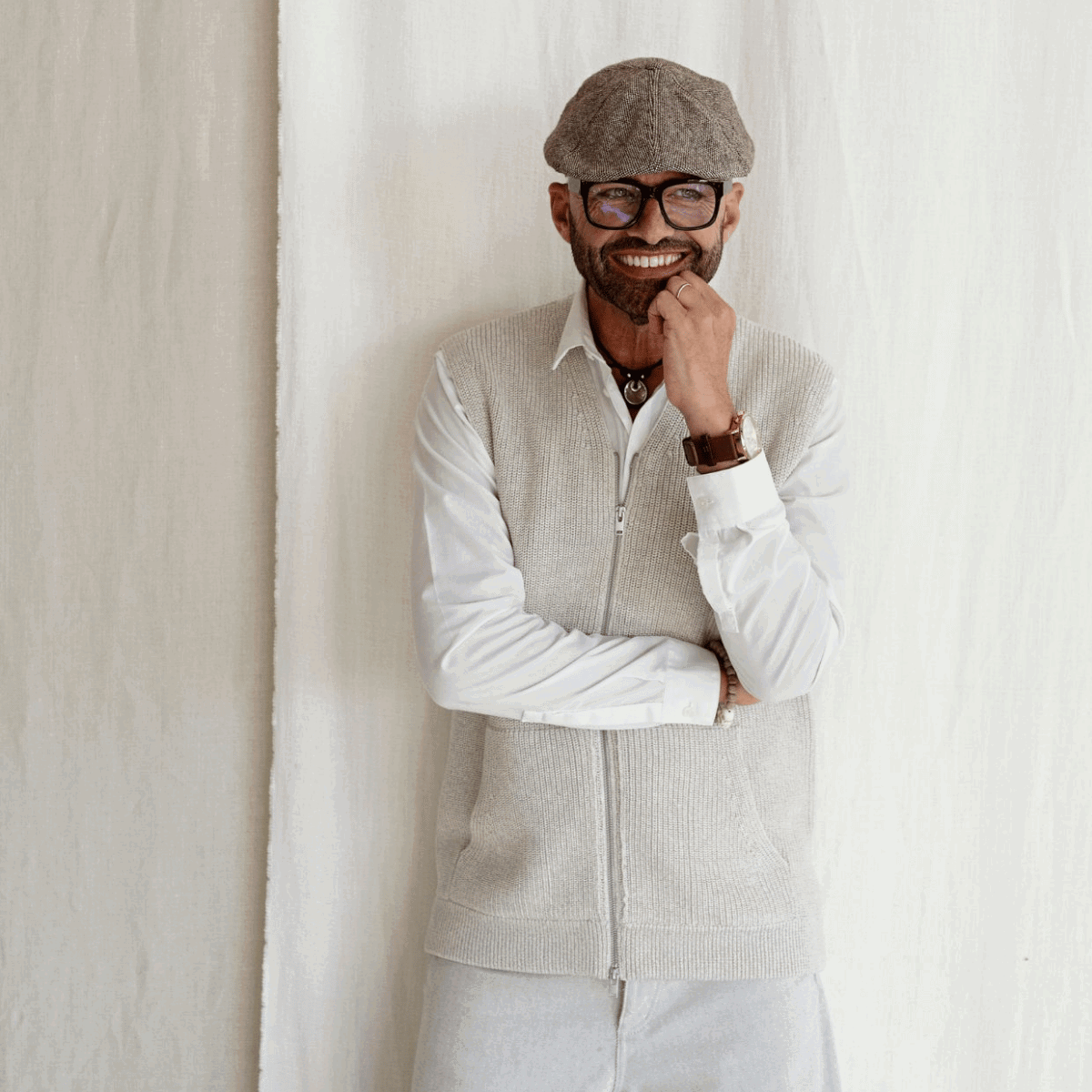 Dirk en Agneta namen wat meubels over van de vorige bewoners, nu willen ze graag hun eigen touch geven aan het interieur. De hulp van stylist Frans komt als geroepen.