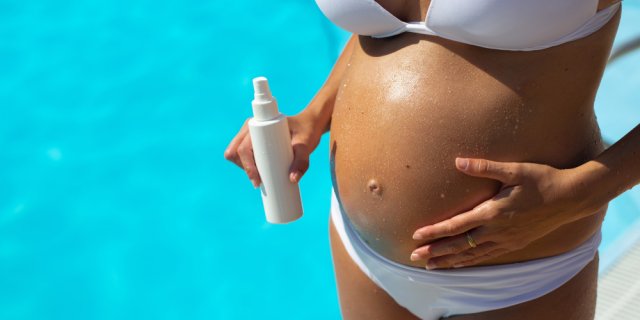 Quelle crème solaire utiliser enceinte ?