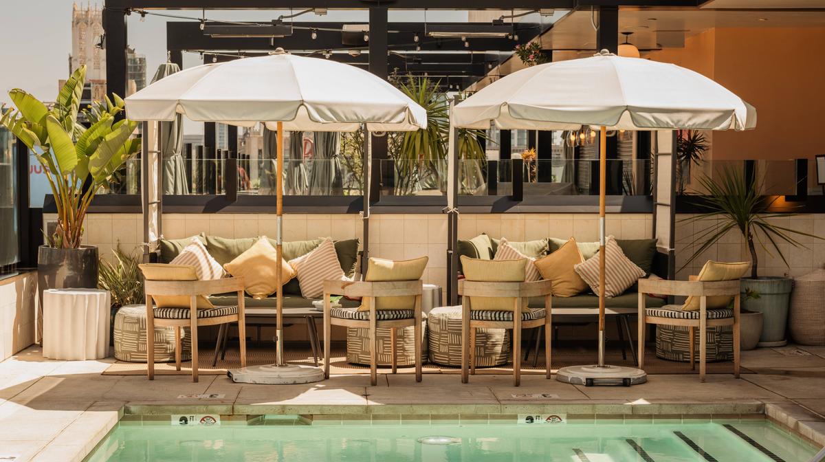 Downtown Los Angeles Stylish City Break near Theatre District with Rooftop Pool & Daily Breakfast