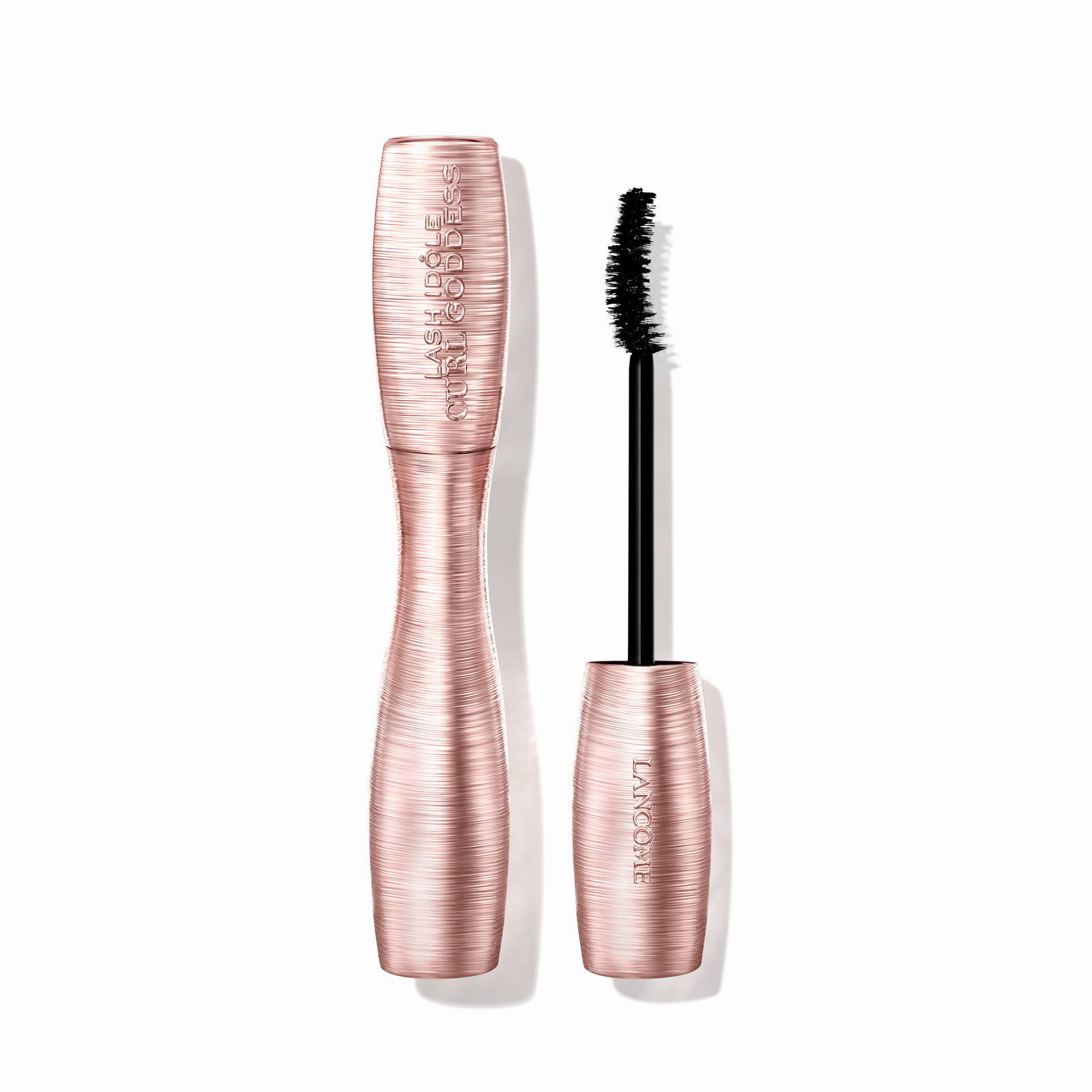 Lash Idôle Curl Goddess Mascara Lancôme Lash Idôle Curl Goddess rosa dorato con scovolino, su sfondo bianco