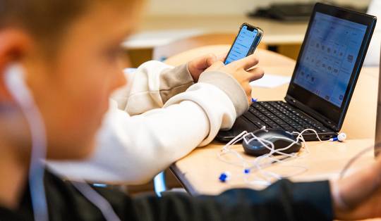 Jonger dan 13? Dan alleen nog onder toezicht op sociale media, adviseren experts aan Europese Commissie