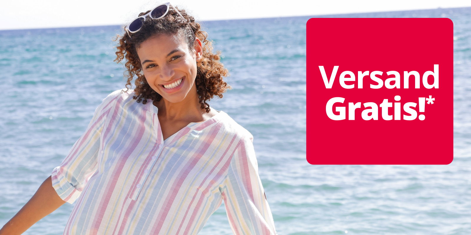 Das Bild zeigt eine Frau in einer bunt gestreiften Bluse und gelber Hose am Strand vor dem Meer. Text auf rotem Hintergrund: 'Versand Gratis!*'.