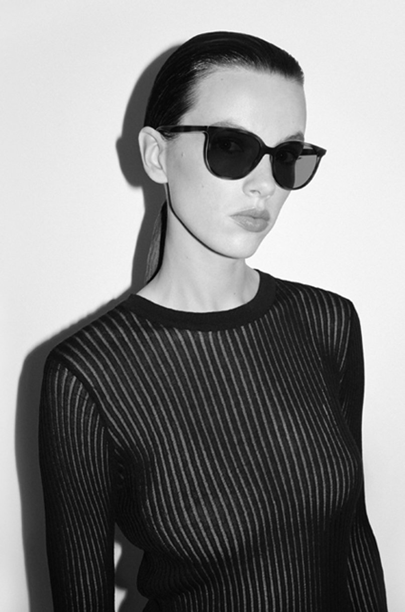 Frau mit Sonnenbrille