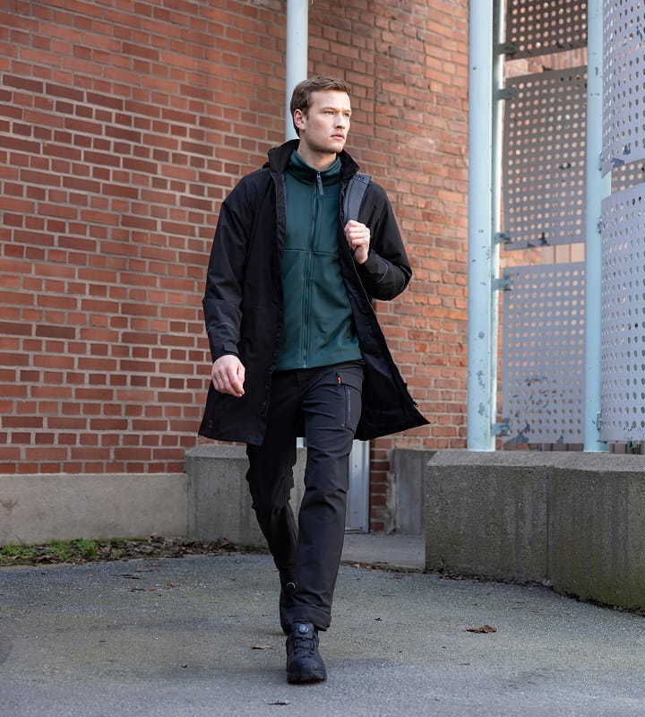 Man wearing Helly Hansen Workwear bag