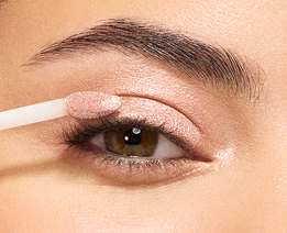Model applying Gen Nude Liquid Mineral Eyeshadow