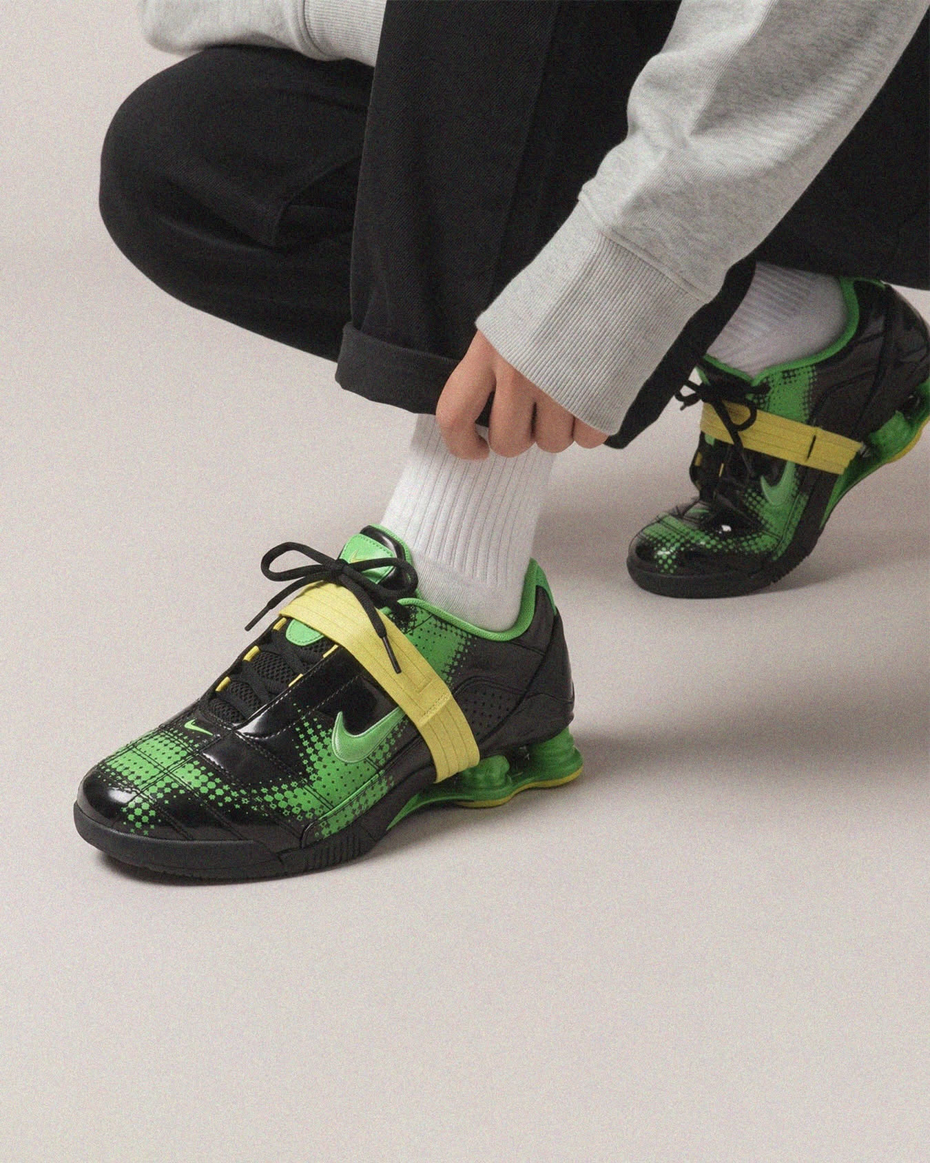La estética inconfundible de las Total 90 se une a la tecnología Shox para dar forma a una de las propuestas más potentes de Nike. Fútbol, innovación y espíritu Y2K reunidos en un mismo diseño.

Disponible a partir del 10 de julio en C/Paseo, 23_Ourense y en 4elementos.com.

#4elementos #nike #total90 #shox #newin