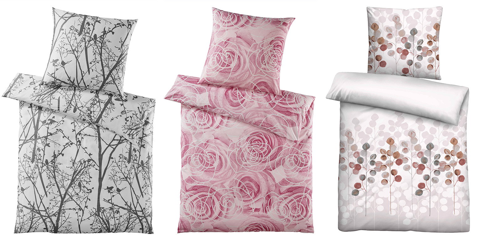Drei verschiedene Bettwäschesets: links weiß mit grauen Baumzweigen, Mitte rosa mit Rosenmuster, rechts weiß mit abstraktem Muster in Braun- und Rosatönen.