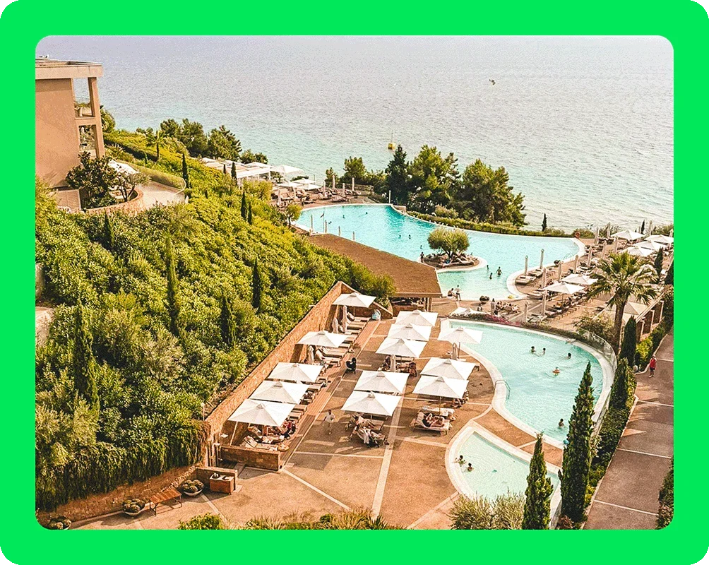 Descripción de la imagen: Un complejo turístico con dos piscinas con vistas al mar.