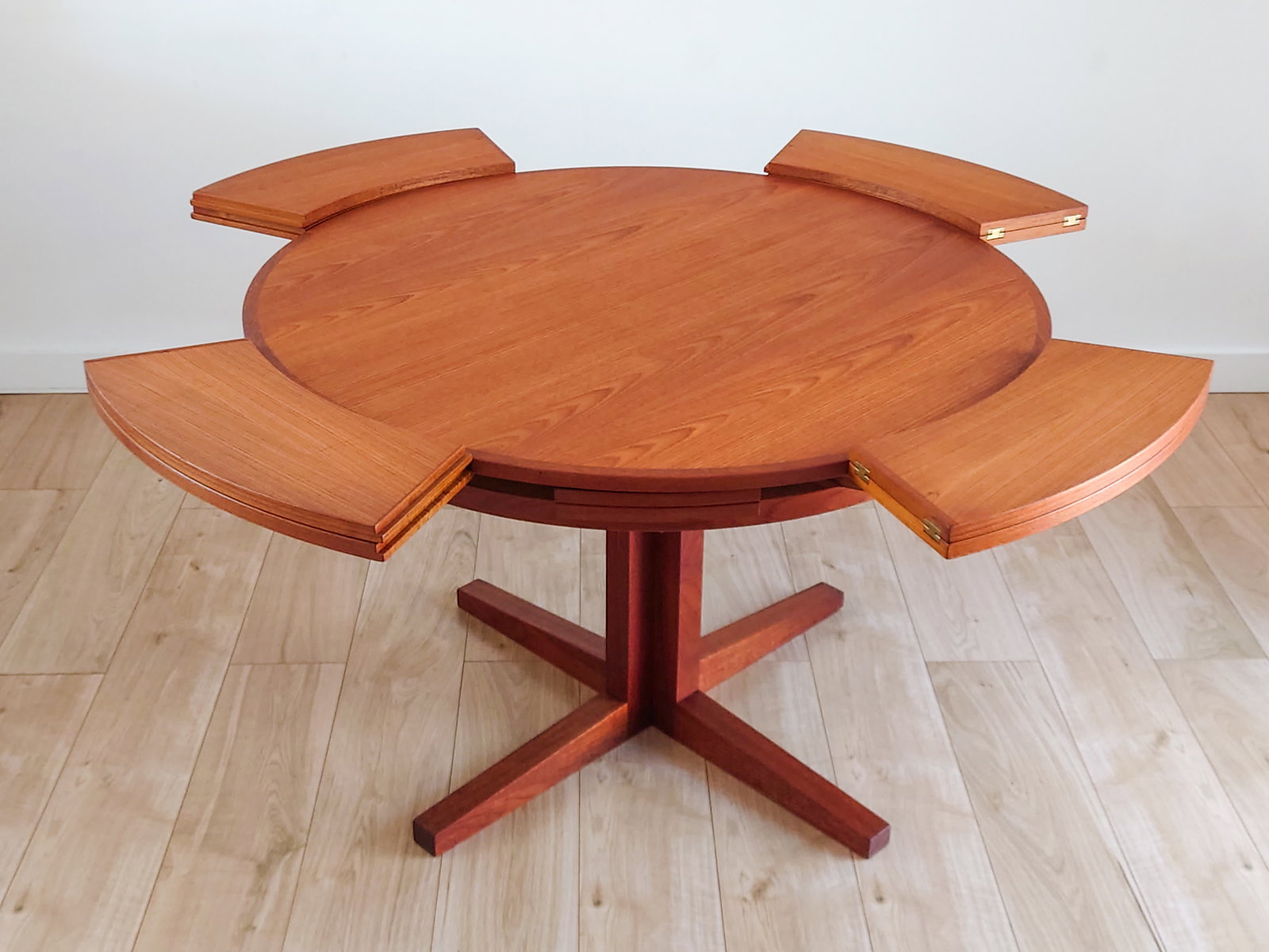 Mid Century Lotus Flip Flap Round Danish Dining Table By Dyrlund