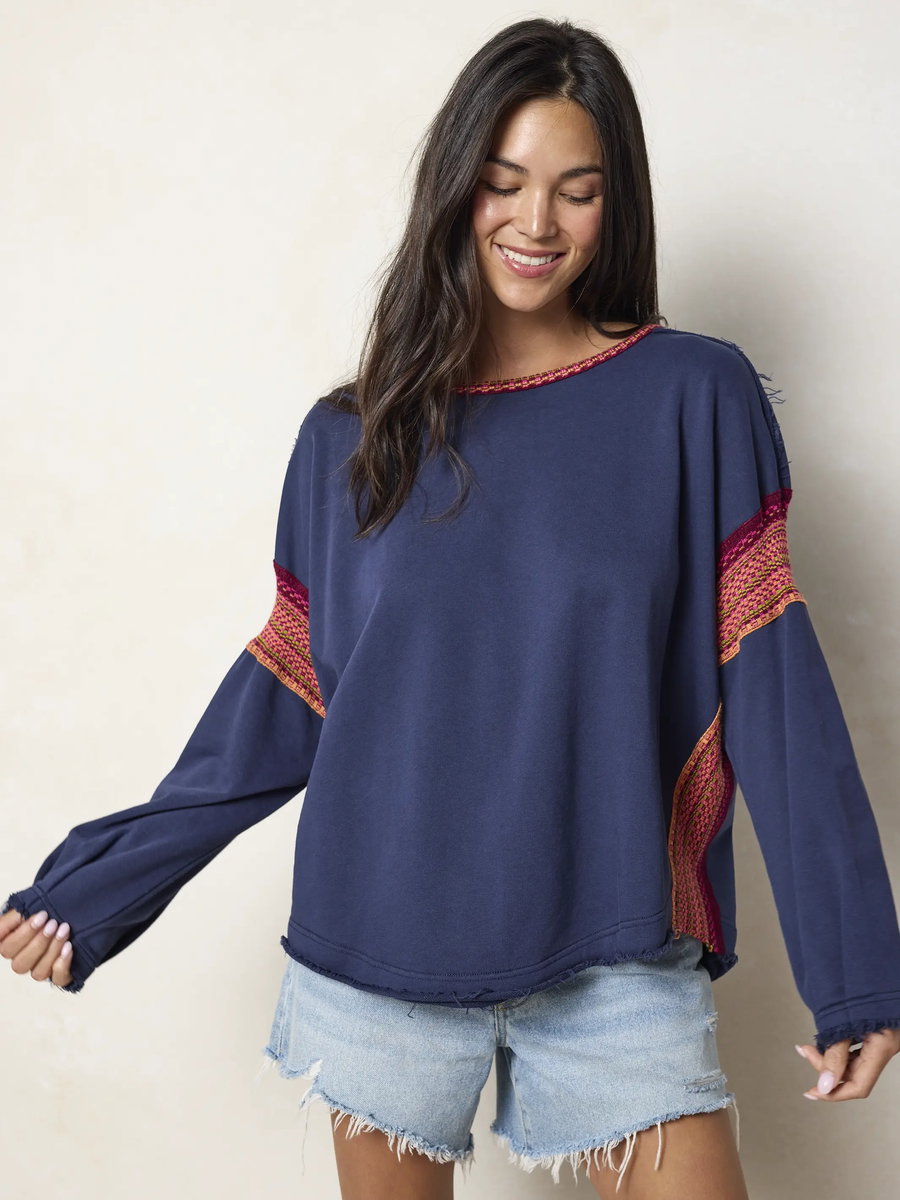 SWEATERS & SWEATSHIRTS